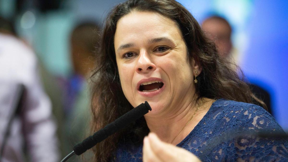 Insatisfeita com Bolsonaro, Janaína Paschoal ameaça deixar o PSL e chama bancada de cega