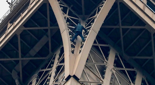 Reabren la Torre Eiffel tras el incidente del escalador