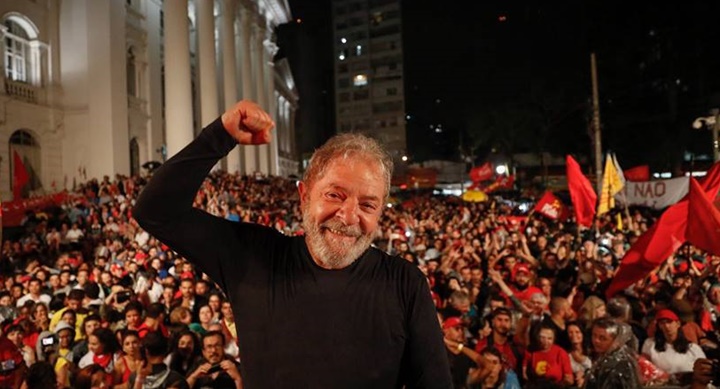 Lula já usa aliança de compromisso após ter namoro revelado, diz colunista do O Globo