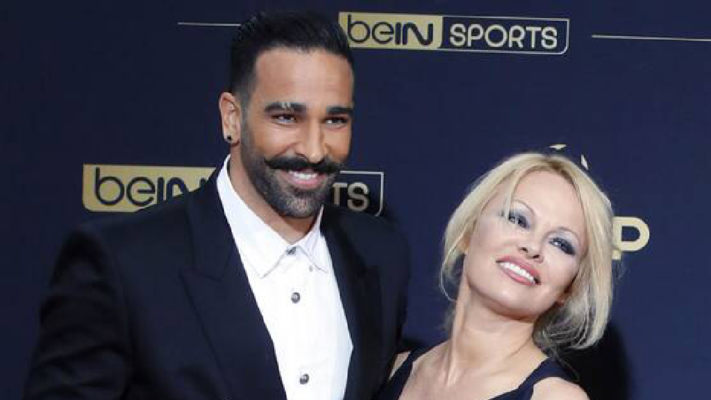 Pamela Anderson aparece junto a Adil Rami en los premios UNFP en París
