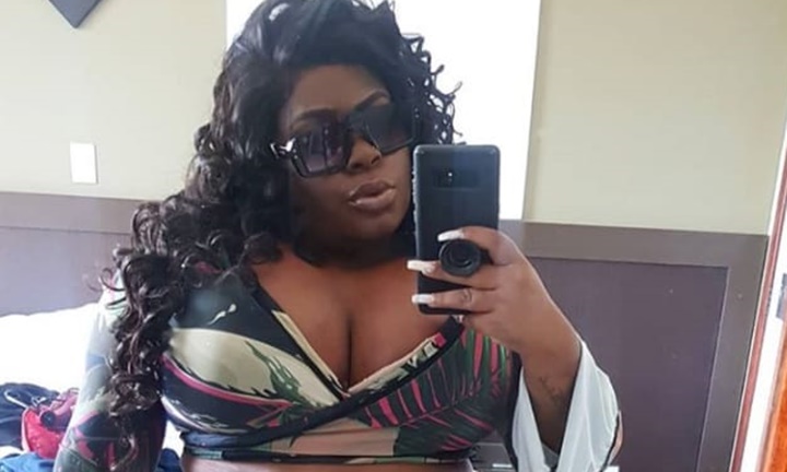 Jojo Todynho usa vestido longo com decote ousado no casamento de Carlinhos Maia