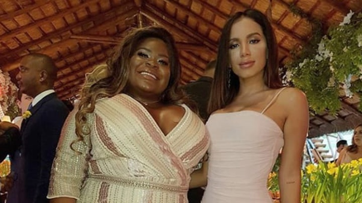 Jojo Todynho ganha celular de R$ 5 mil da cantora Anitta