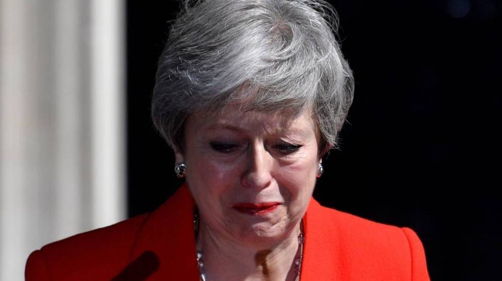 Theresa May dimite a su cargo y cede a las lágrimas