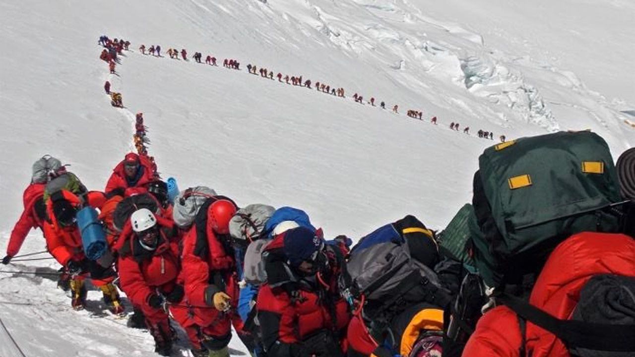 Mueren ocho personas en el Everest debido a los atascos