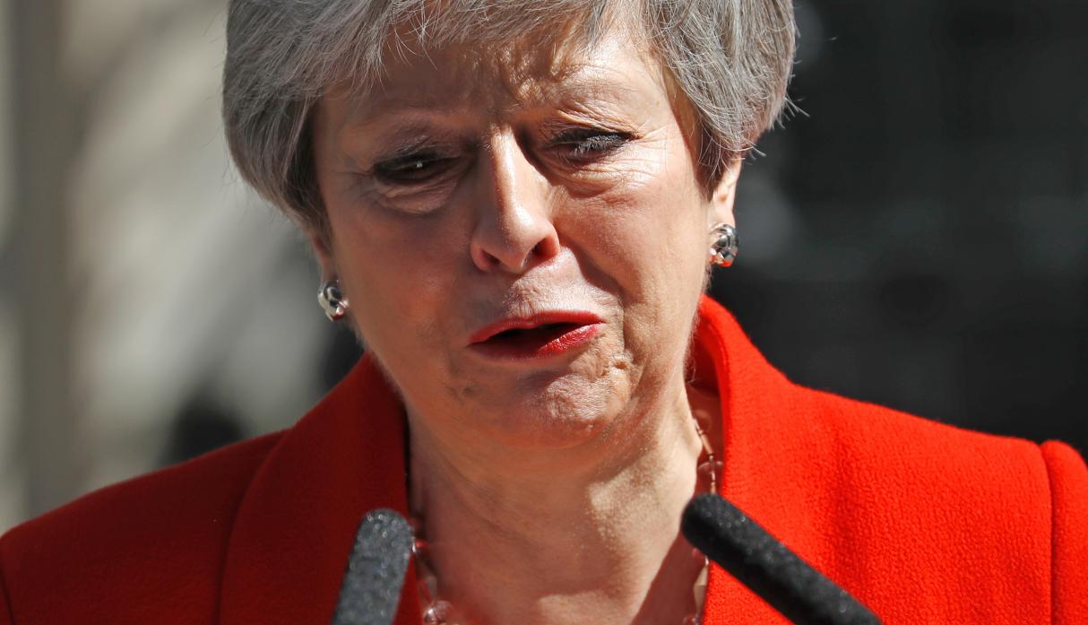 Theresa May renuncia y dice adiós entre lágrimas a Downing Street