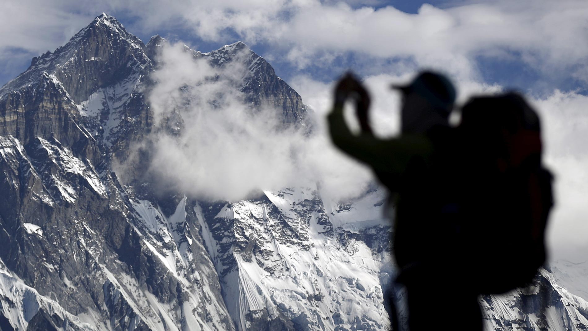 Foto divulgada retrata fila e superlotação para alcançar o cume do Everest