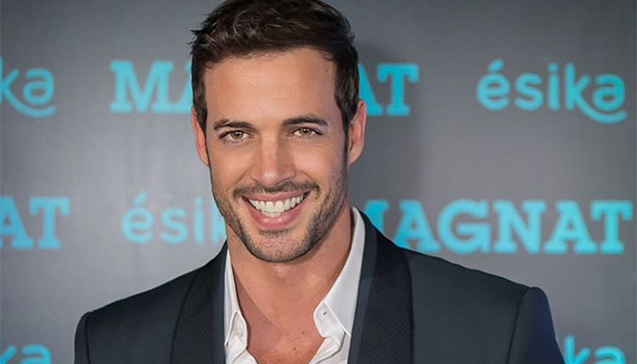 William Levy compartilha vídeo da filha durante apresentação escolar