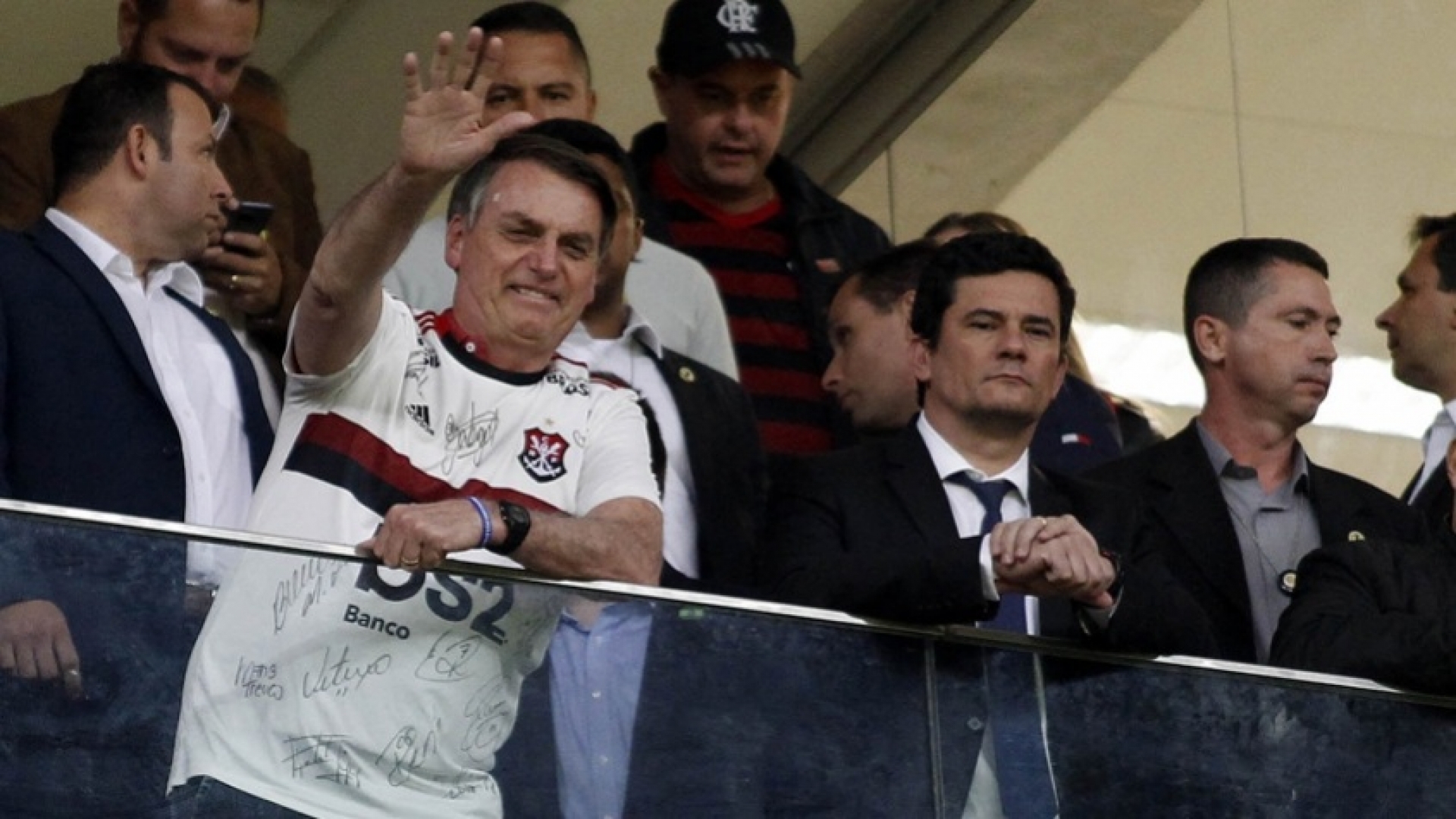 Bolsonaro levanta moral de Sergio Moro durante partida de futebol em Brasília