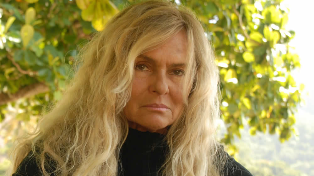 Ex-nora de Chico Anysio e personagem da Escolinha vira escritora