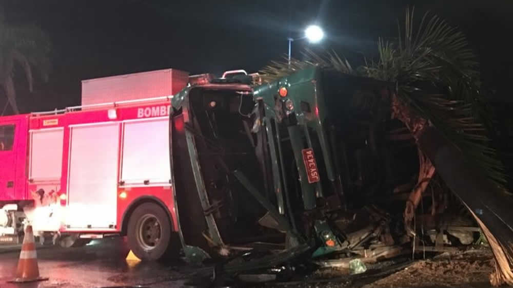 Vinte e sete pessoas ficam feridas após ônibus cair em ribanceira