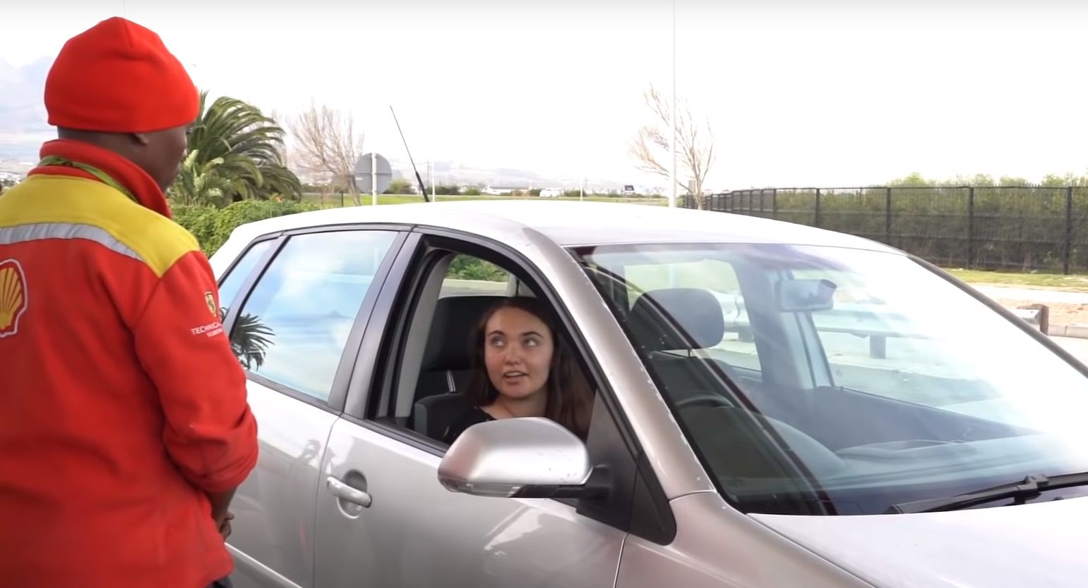 Un empleado recibe 29.000 euros por pagar la gasolina de una joven en Ciudad del Cabo