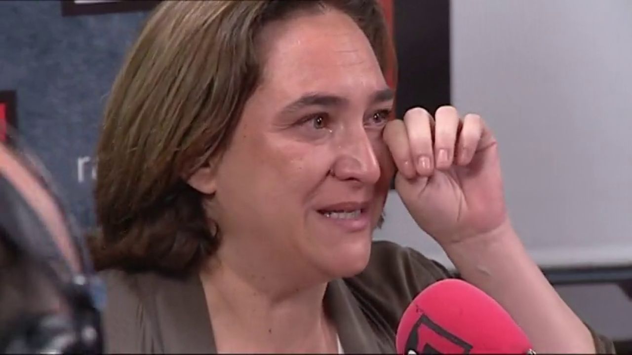Ada Colau dice haber estado a punto de abandonar la política y rompe a llorar