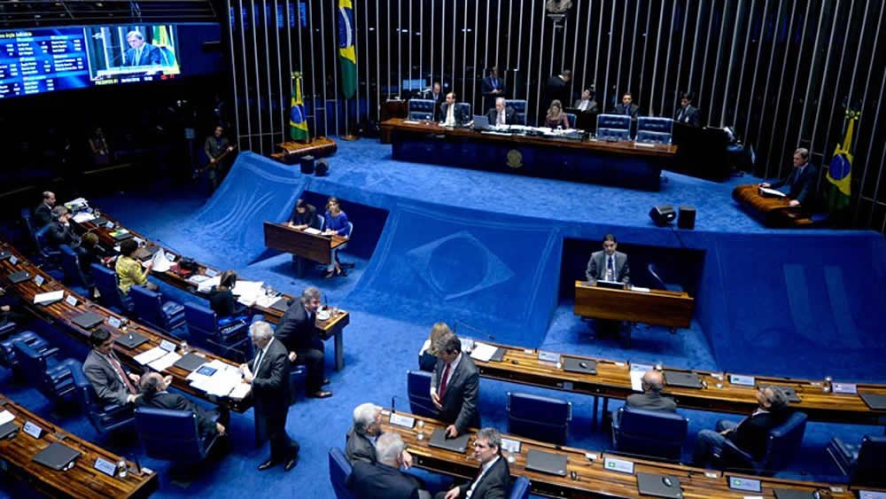 Por decreto de armas, Bolsonaro pede para que população cobre seus senadores