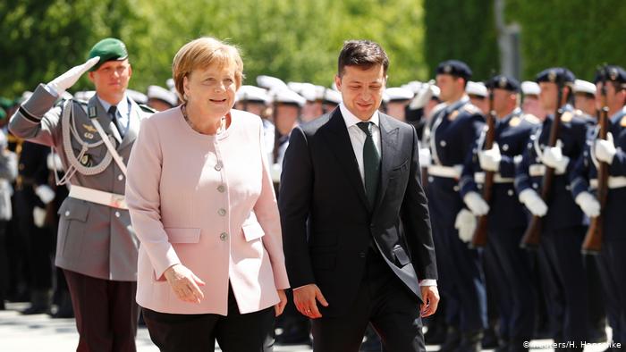 Angela Merkel sufre una convulsión, espasmo y temblores en un acto oficial en Berlín