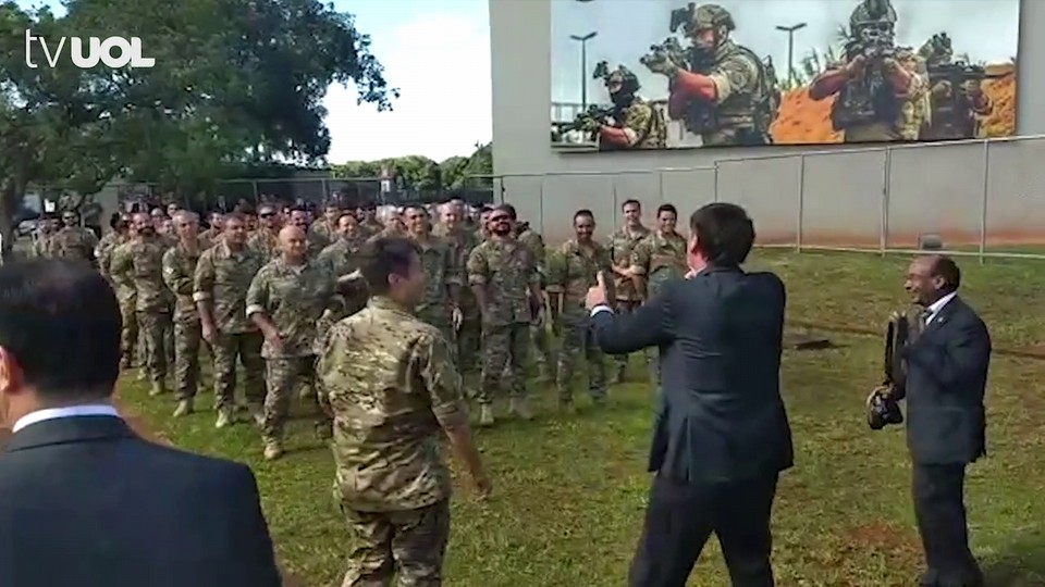 Vídeo: Doria Bolsonaro fazem flexões de braço vestidos com terno e gravata