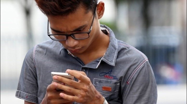 Uso excesivo del smartphone deforma el cráneo y causa papada