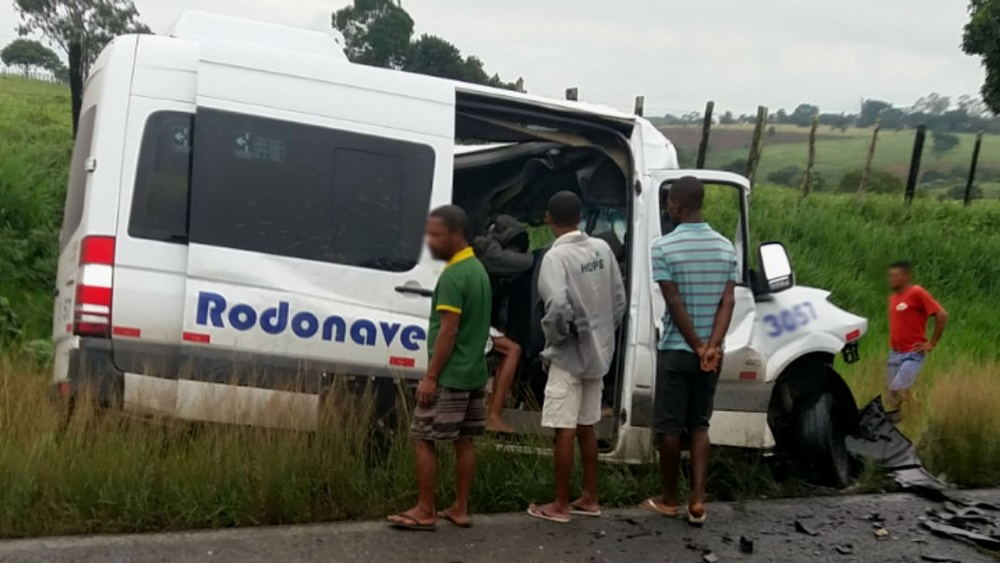 Oito pessoas morrem em acidente envolvendo carreta e van na Bahia
