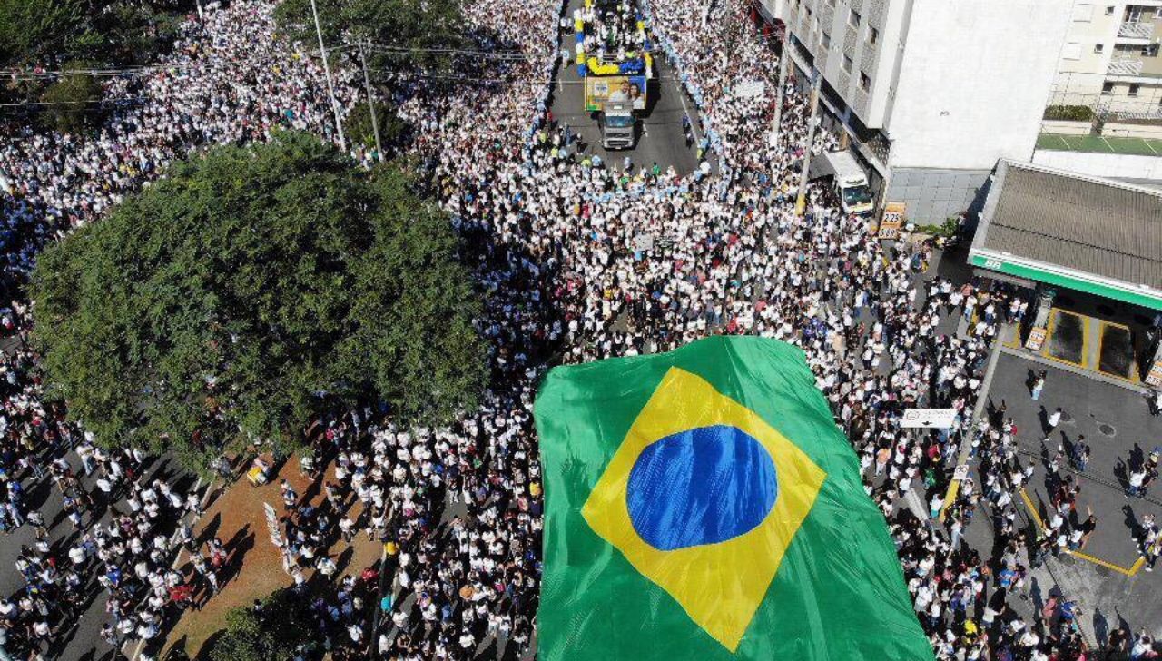 Pela primeira vez, presidente do Brasil participa da ‘Marcha Para Jesus’