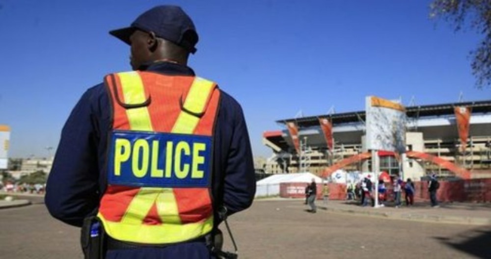 Vecinos le cortan los testículos y asesinan a un violador de dos niñas en Sudáfrica