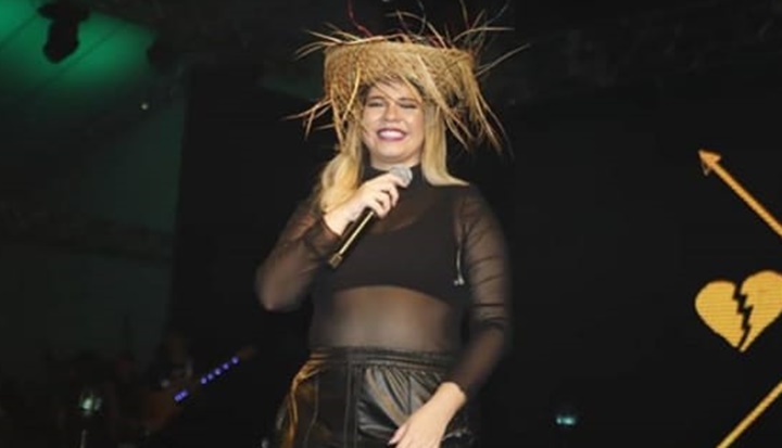 Grávida pela primeira vez, Marília Mendonça usa look transparente e exibe barriga