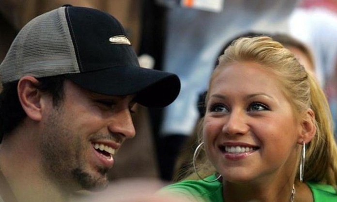 El hijo de Enrique Iglesias aparece cantando en el Instagram de su padre
