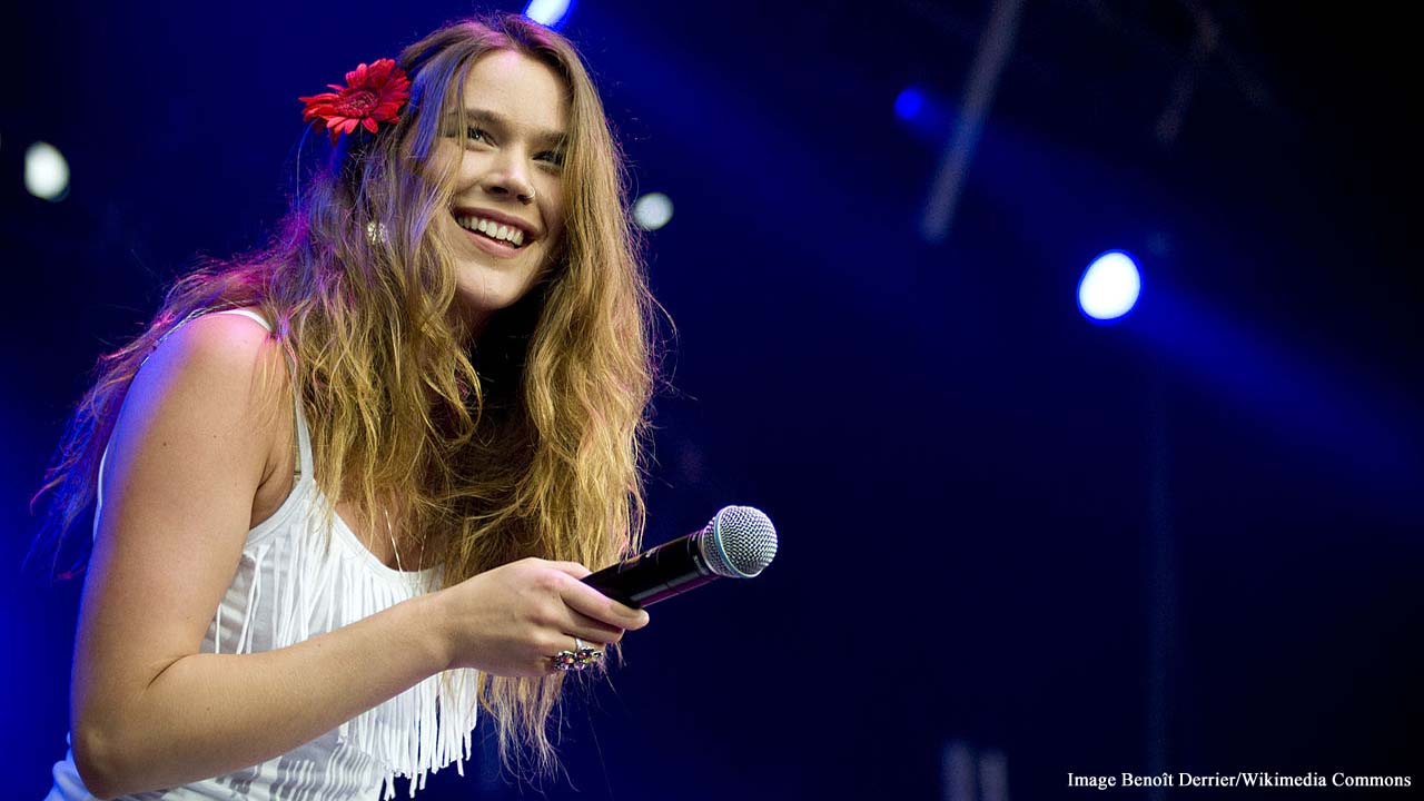 British soul singer Joss Stone and entourage detained and deported from Iran