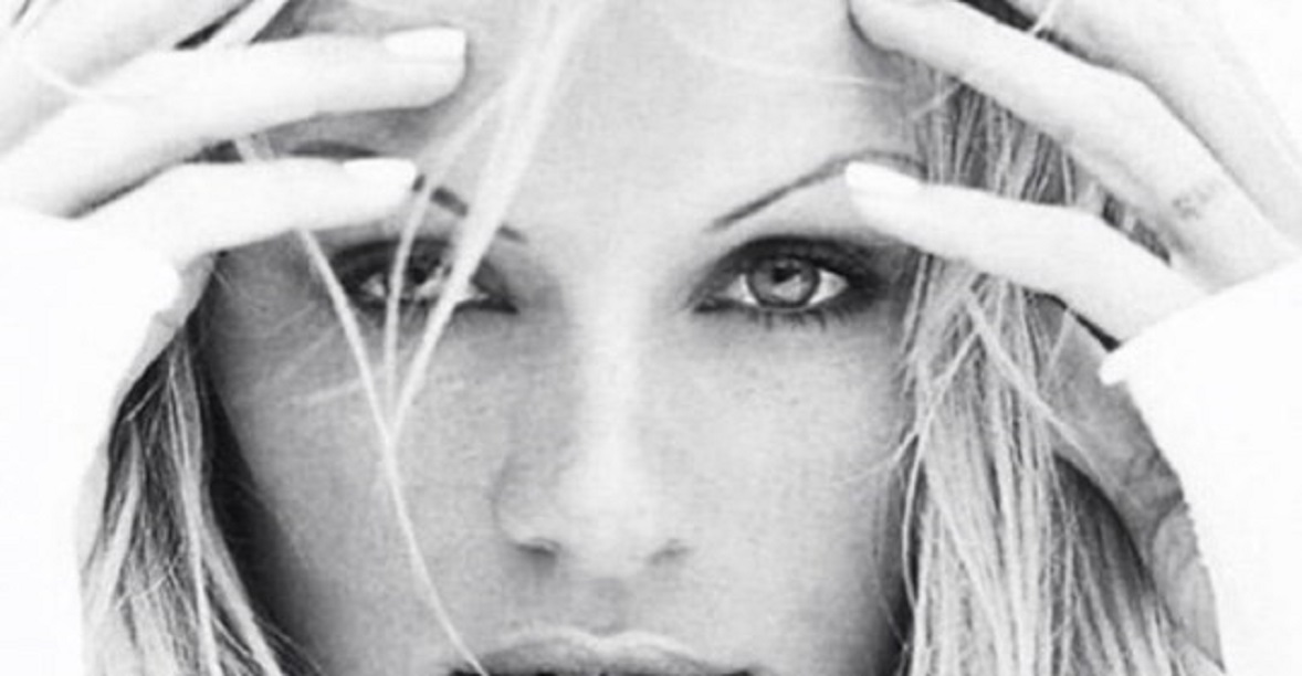 Pamela Anderson diffuse des images de sa blessure à la main