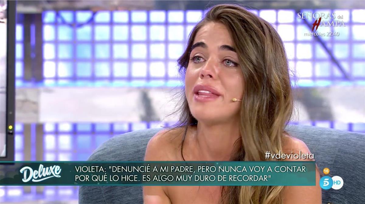 Violeta Mangriñán confiesa en el 'Deluxe' que tuvo que denunciar a su padre