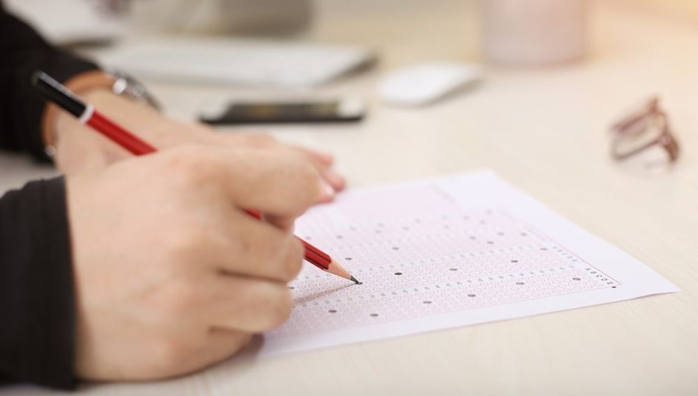Saca un 9 en el examen , pero suspenden a una opositora a maestra por vibrarle el móvil