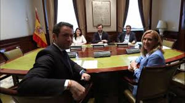 Quieren gobernar en Murcia y Madrid, por eso el PP busca ser mediador entre VOX y Cs