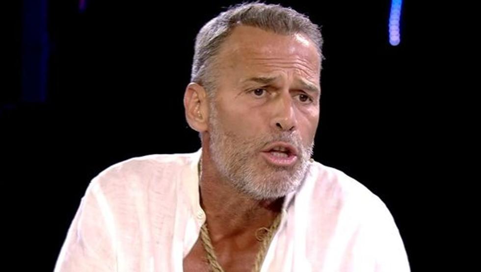 Carlos Lozano sufre un aparatoso accidente de moto que le causa un esguince en el tobillo
