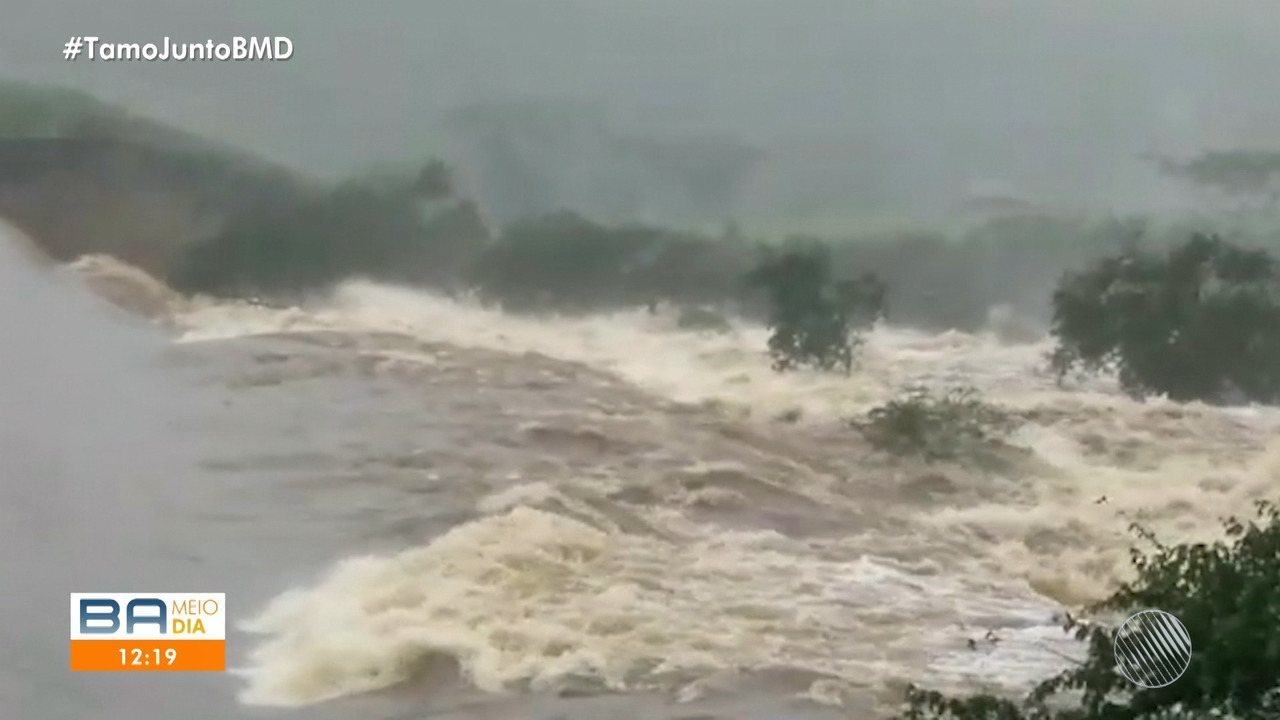 Barragem se rompe em povoado da Bahia