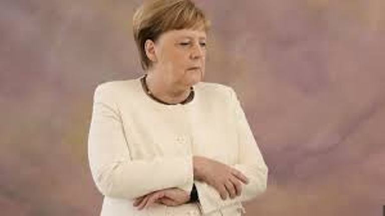 Durante un acto público Angela Merkel vuelve a sufrir temblores incontrolados