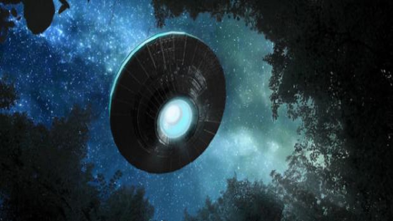 Roma, oggetto volante non identificato in cielo: 'sembrava un ufo'