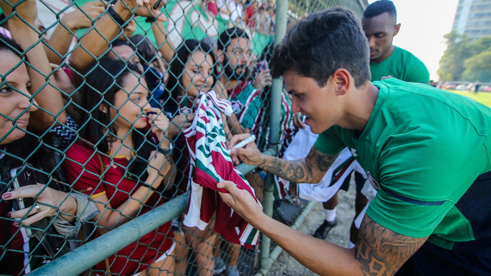 Torcida faz festa em treino aberto do Fluminense antes da volta ao Brasileirão