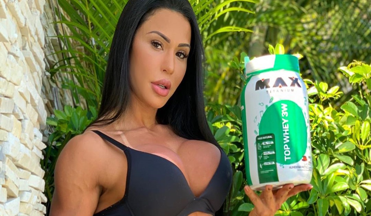 Gracyanne Barbosa posta foto de marquinha do biquíni nas redes sociais