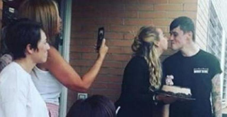 Es publicada una foto de Andrea Janeiro besando a su novio por El Nacional.cat
