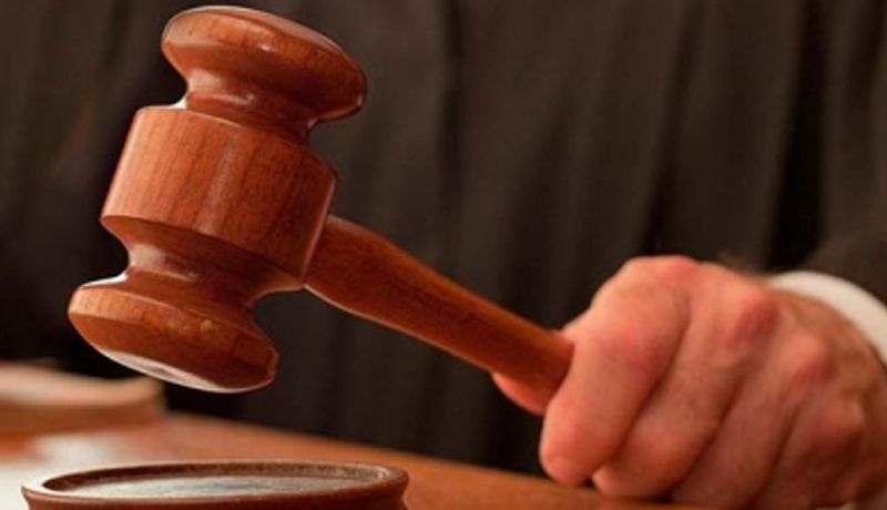 Padres golpean con un palo y amenazan con un cuchillo a su hijo por ser homosexual