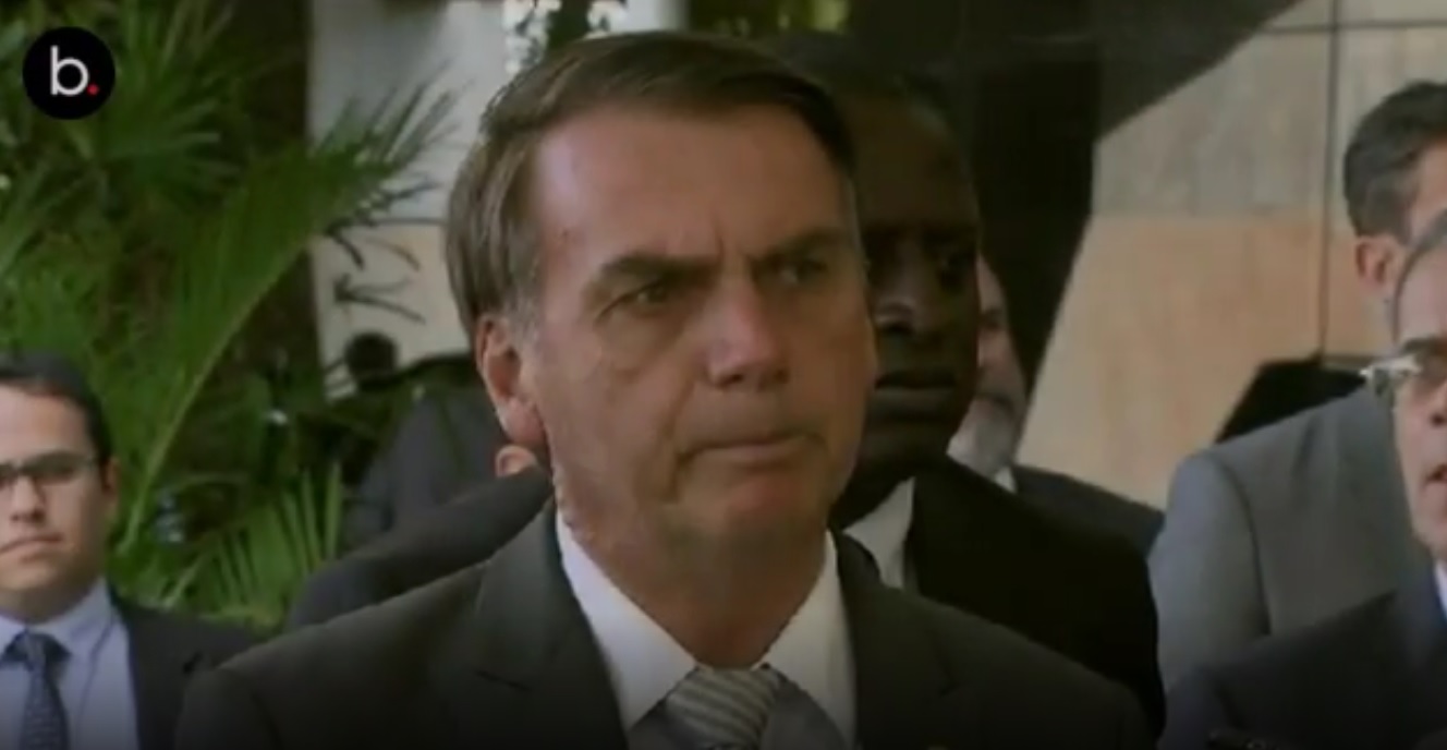 'É a pessoa adequada', diz Bolsonaro após críticas a Eduardo na Embaixada