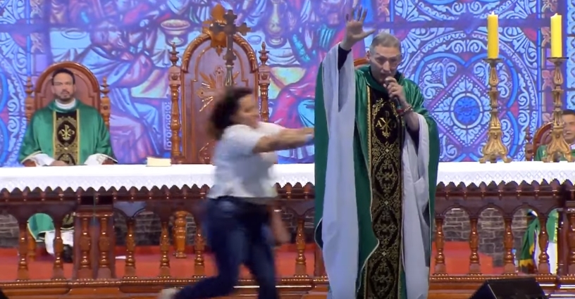 Padre Marcelo é empurrado do palco durante celebração