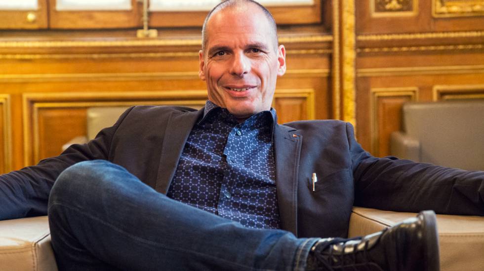 Varoufakis se enfrenta a un policía en el aeropuerto de París que le pidió el pasaporte