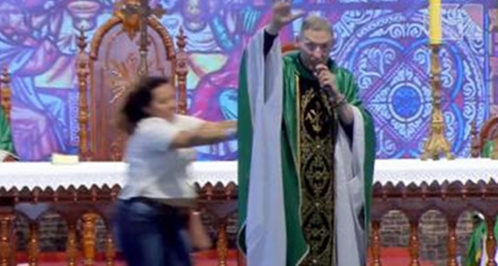 Mulher que empurrou padre Marcelo Rossi do altar afirma sofrer de transtorno bipolar