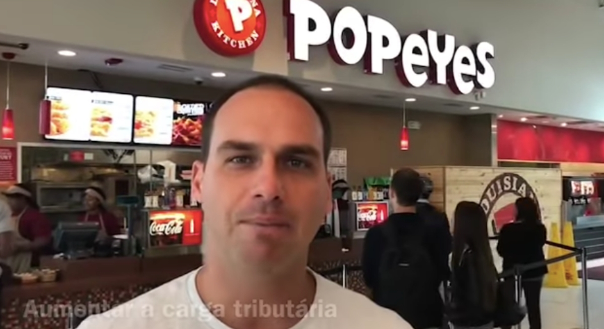 Eduardo Bolsonaro diz que fritava hambúrguer em lanchonete que não vende hambúrgueres