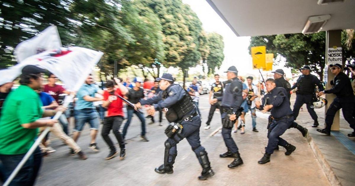 Estudantes protestam em frente ao MEC