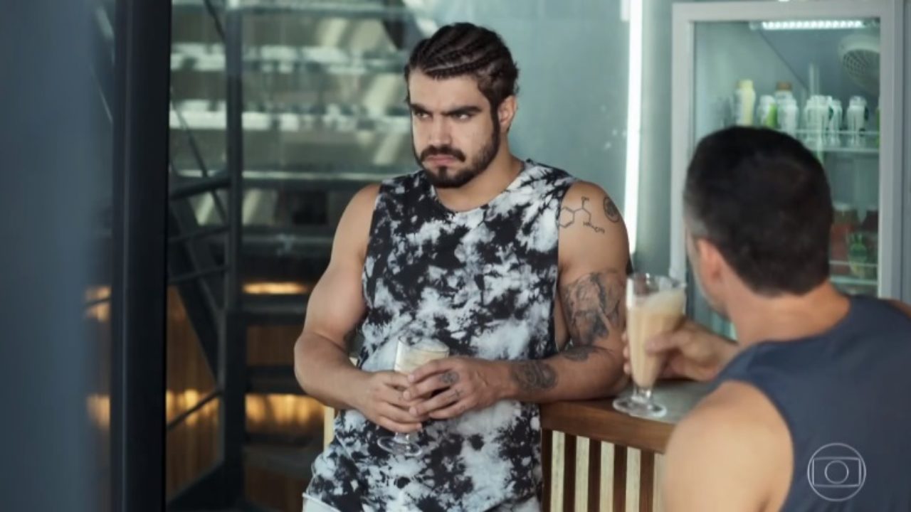 Caio Castro homenageia a mãe em postagem após tirar as tranças