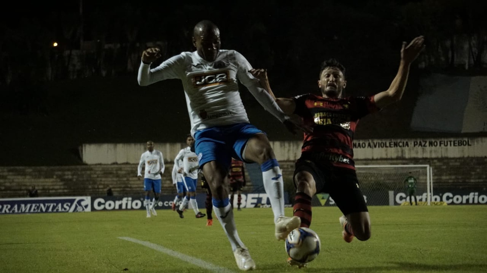 Lateral Régis desmente clube e diz que não abandonou tratamento