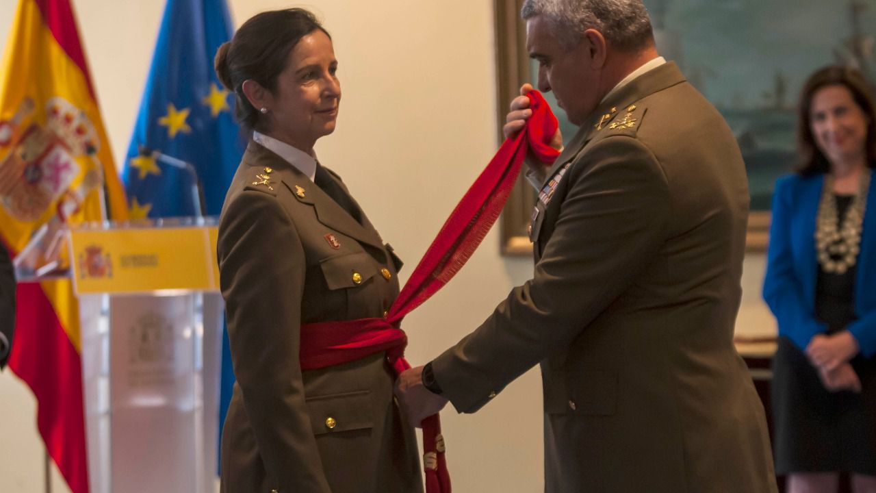 La grandiosa general Ortega recibe el fajín de su graduación