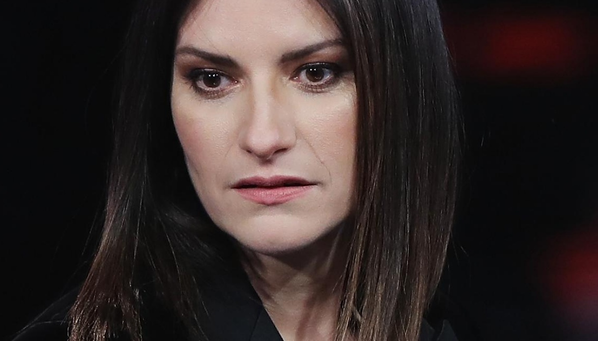Laura Pausini parla del caso Bibbiano, "è una cosa scandalosa, sono arrabbiata"