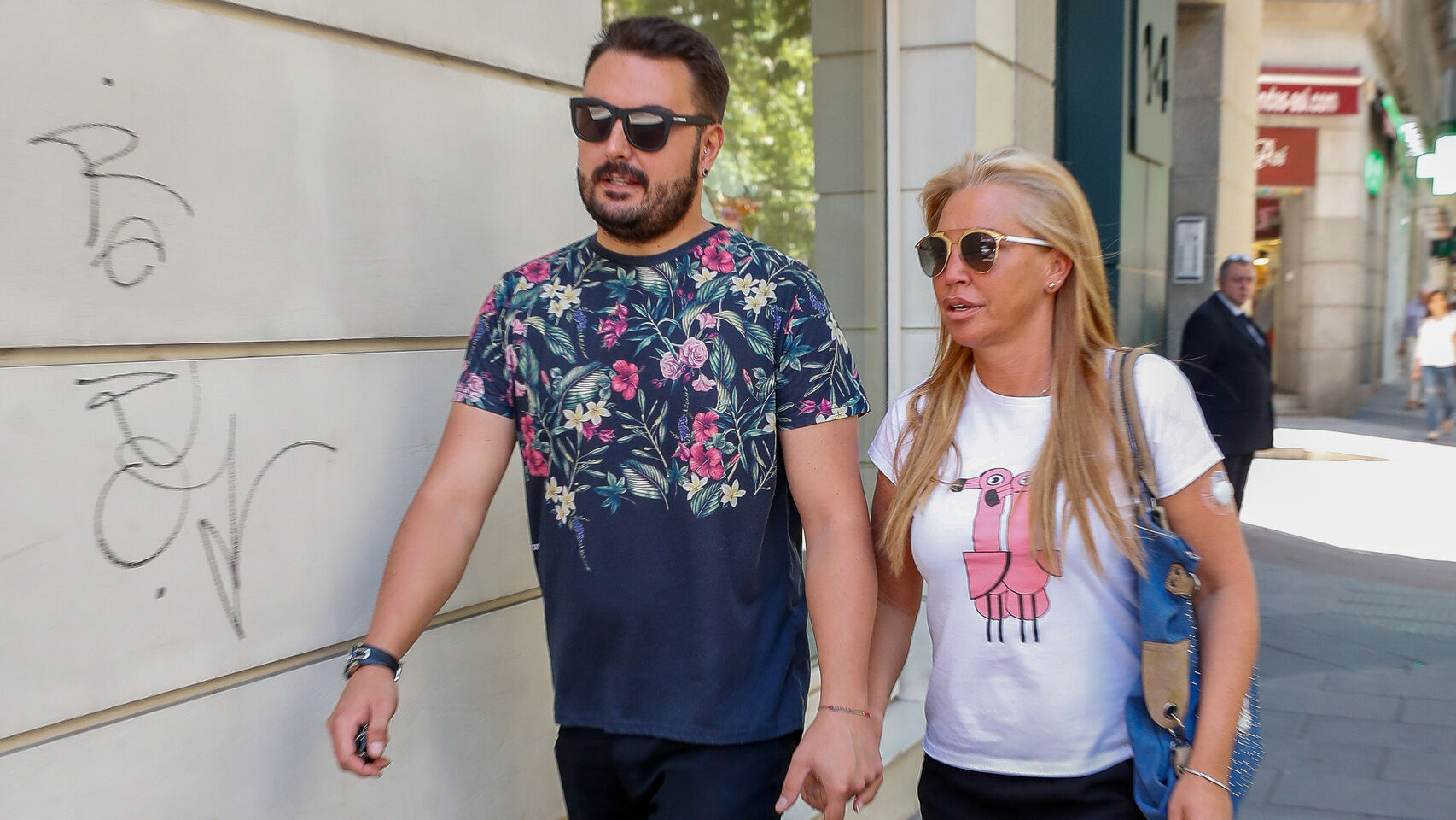 Belén Esteban y su marido son fotografiados bailando en una fiesta gay en Torremolinos