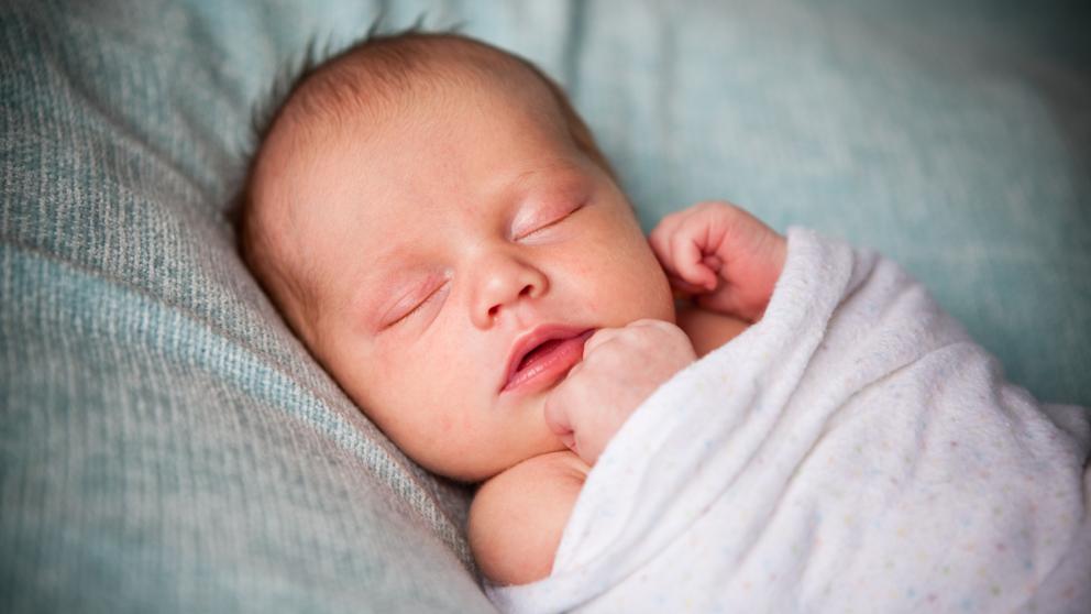 Un laboratorio es denunciado por sumistrar por error crecepelo a cuatro bebés